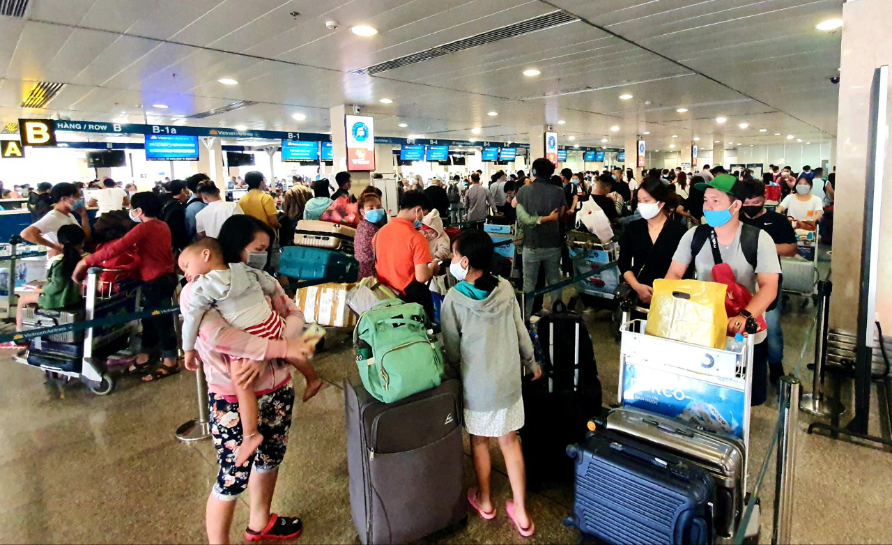 Người dân ở TP HCM thức khuya dậy sớm để hoàn, đổi vé máy bay Tết