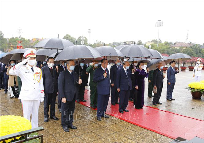 L&atilde;nh đạo Đảng, Nh&agrave; nước v&agrave;o Lăng viếng Chủ tịch Hồ Ch&iacute; Minh nh&acirc;n dịp Tết T&acirc;n Sửu - Ảnh 1.