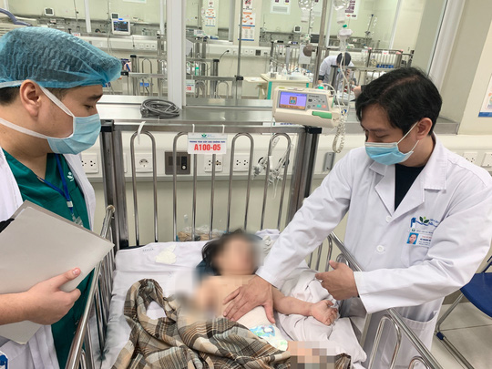 Th&ocirc;ng tin mới nhất về sức khoẻ b&eacute; g&aacute;i 3 tuổi rơi từ tầng 12A chung cư - Ảnh 2.