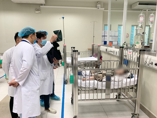 Th&ocirc;ng tin mới nhất về sức khoẻ b&eacute; g&aacute;i 3 tuổi rơi từ tầng 12A chung cư - Ảnh 3.