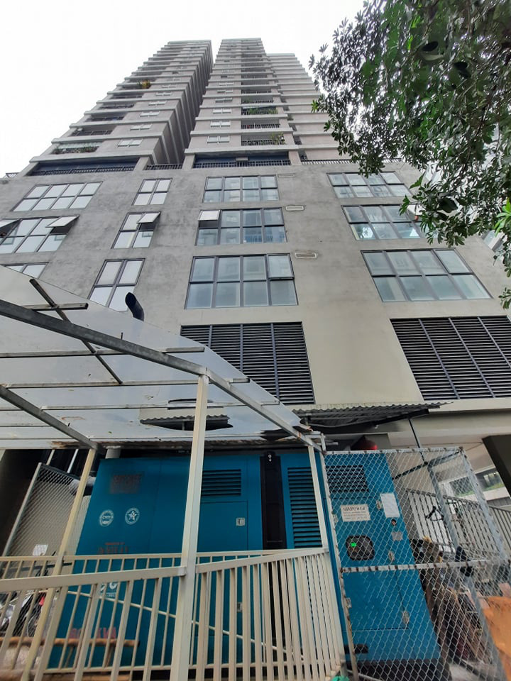 Lan can cao 1,5 m, không hiểu sao bé gái hơn 2 tuổi leo qua được - Ảnh 2.