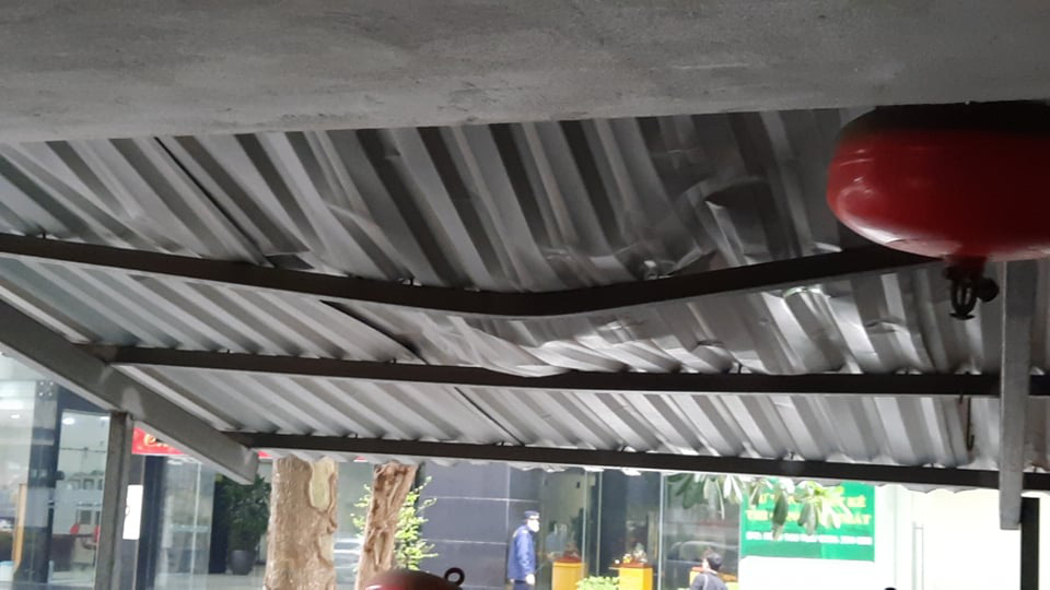 Lan can cao 1,5 m, không hiểu sao bé gái hơn 2 tuổi leo qua được - Ảnh 3.