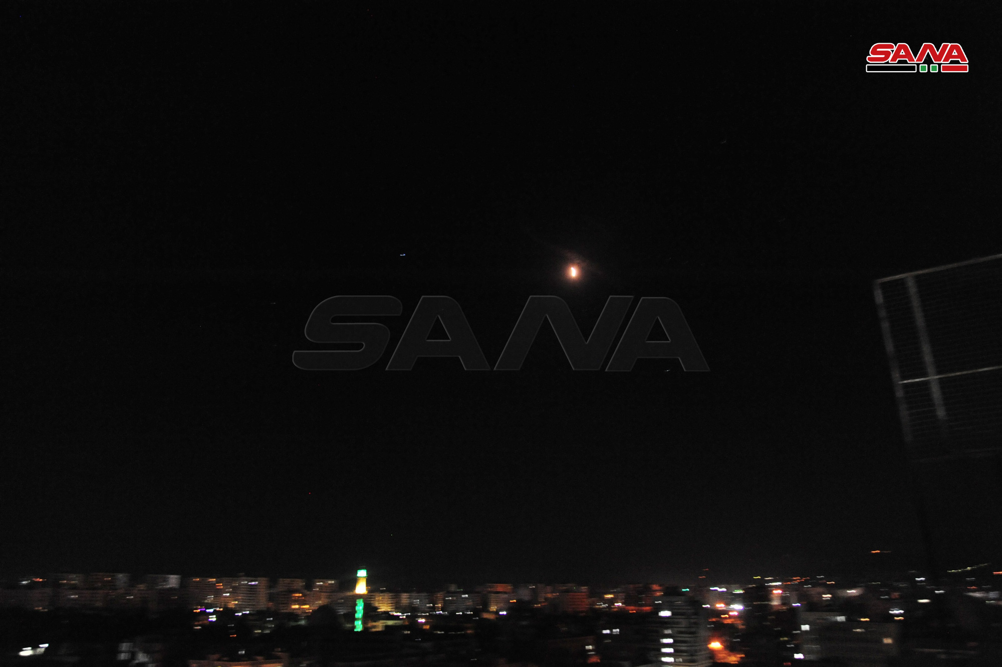 Syria tuy&ecirc;n bố bắn hạ hầu hết t&ecirc;n lửa Israel bay tới Damascus - Ảnh 2.