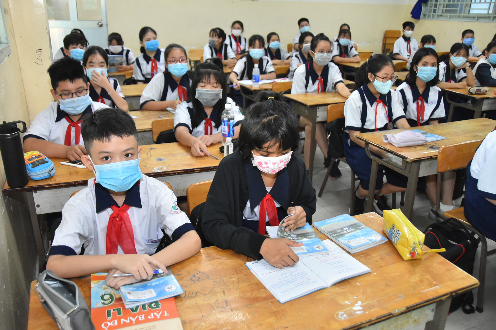Hình ảnh học sinh TP HCM trở lại trường sau kỳ nghỉ dài - Ảnh 12.