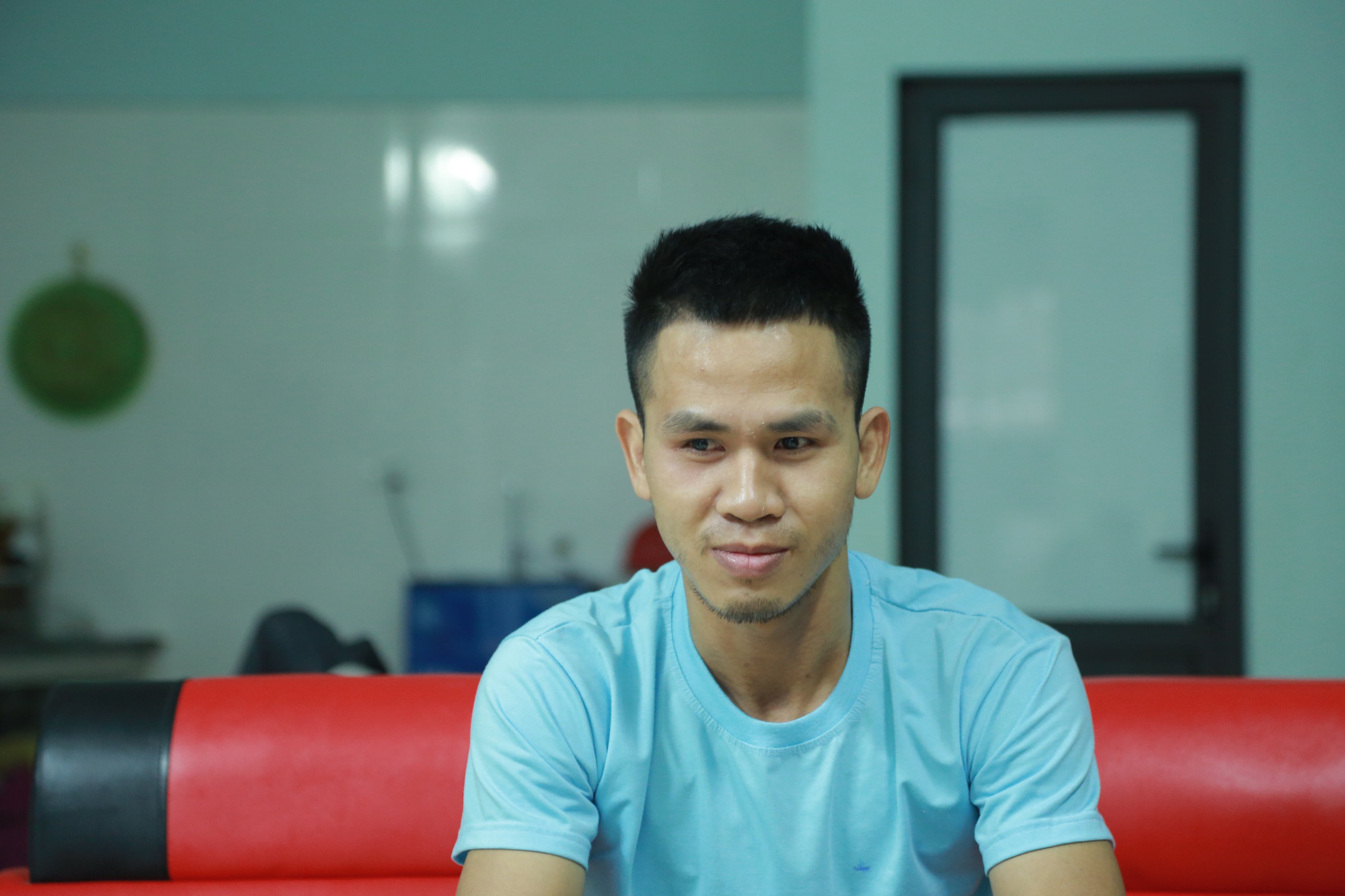Người h&ugrave;ng cả đ&ecirc;m thao thức với khoảnh khắc đỡ b&eacute; g&aacute;i 3 tuổi rơi từ tầng 12A chung cư - Ảnh 1.
