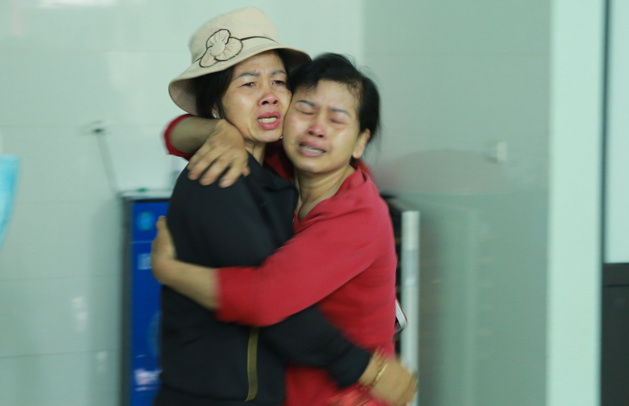 Người h&ugrave;ng cả đ&ecirc;m thao thức với khoảnh khắc đỡ b&eacute; g&aacute;i 3 tuổi rơi từ tầng 12A chung cư - Ảnh 8.
