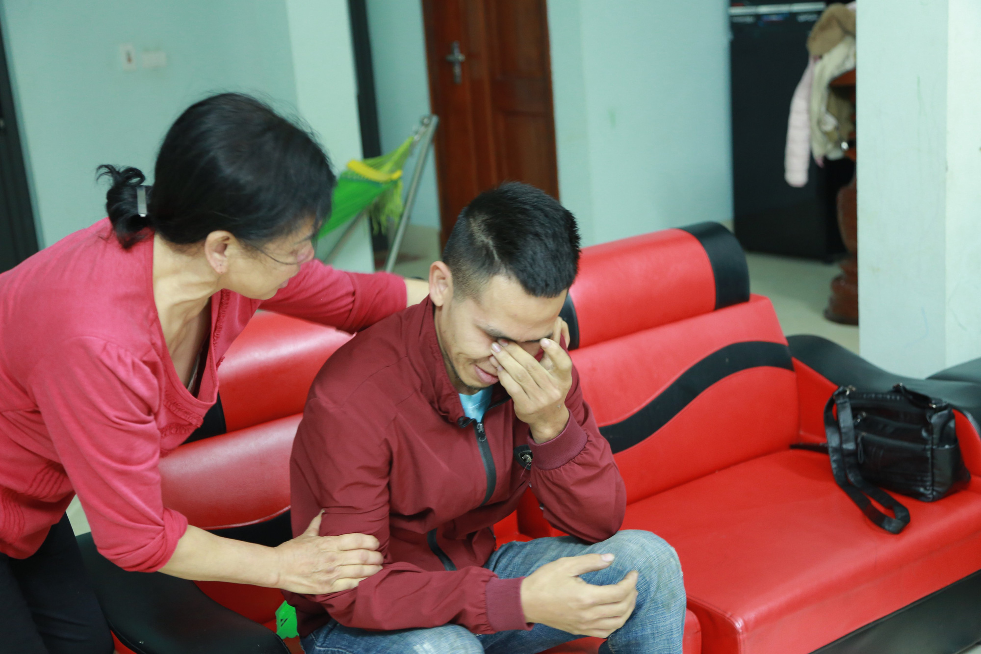 Người h&ugrave;ng cả đ&ecirc;m thao thức với khoảnh khắc đỡ b&eacute; g&aacute;i 3 tuổi rơi từ tầng 12A chung cư - Ảnh 7.