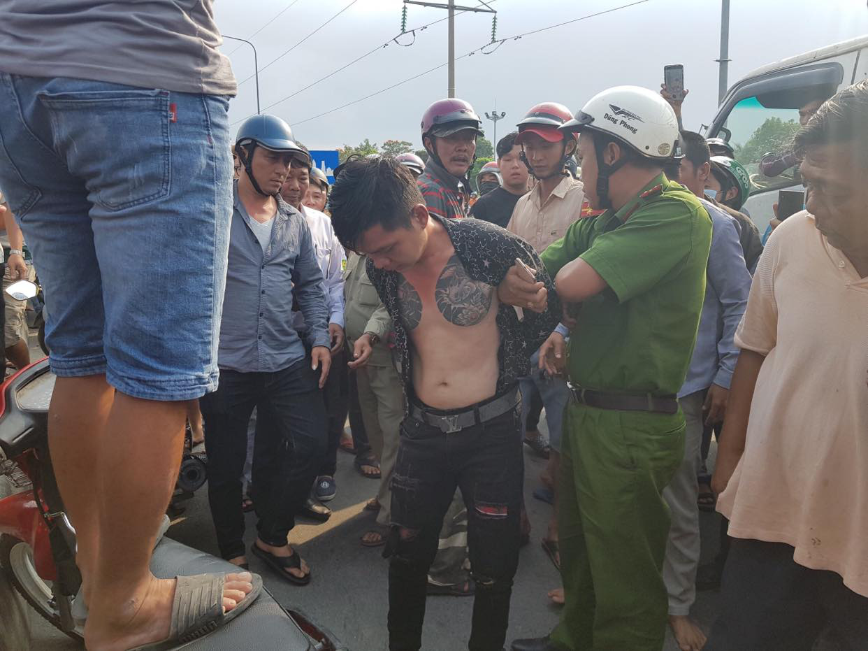 CLIP: Nam thanh niên nghi ngáo đá, chạy ô tô lạng lách, thách thức CSGT