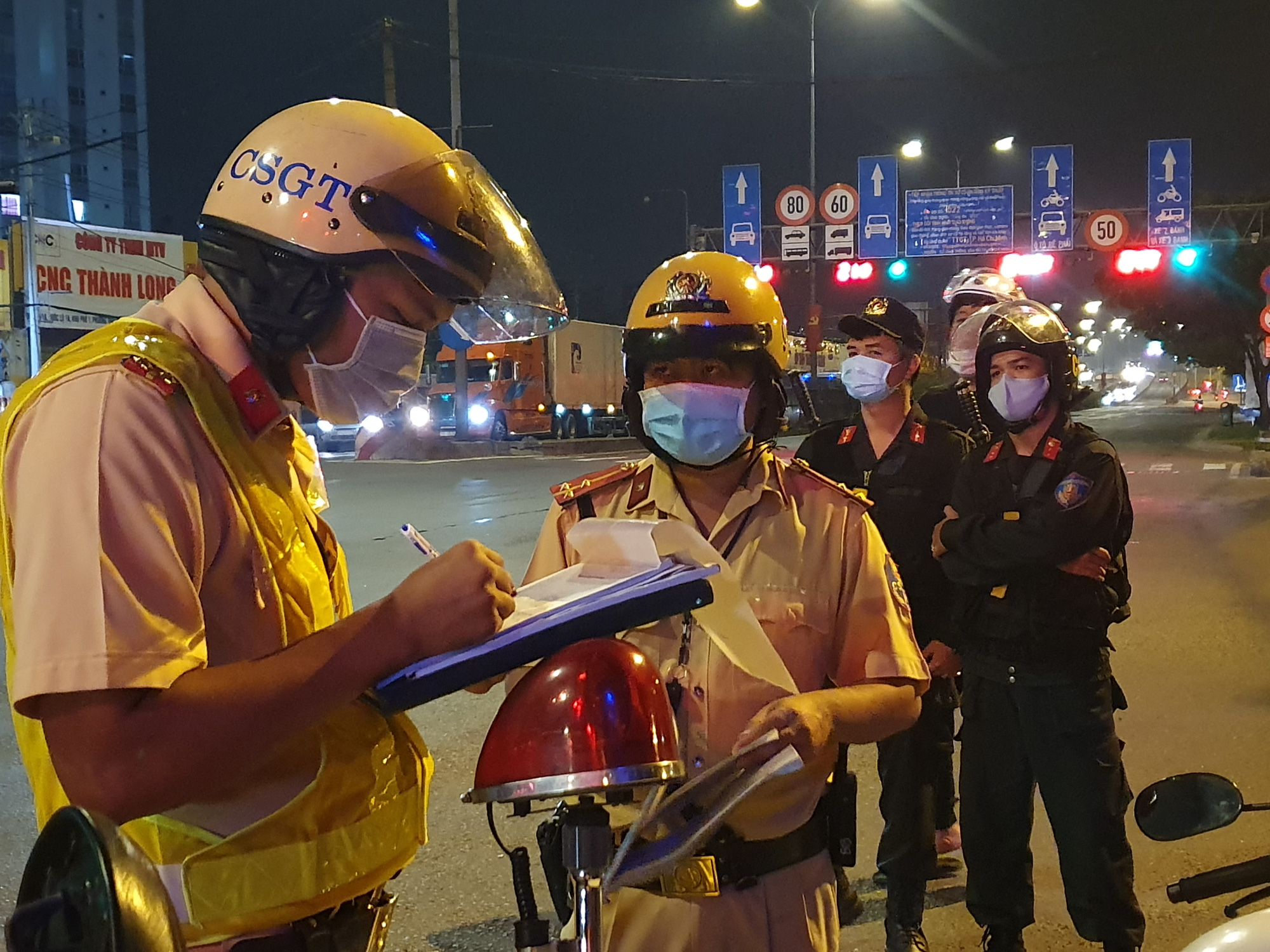 CSGT TPHCM tăng cường xử lý xe dùng giấy tờ giả, đèn, kèn, phanh "có như không"