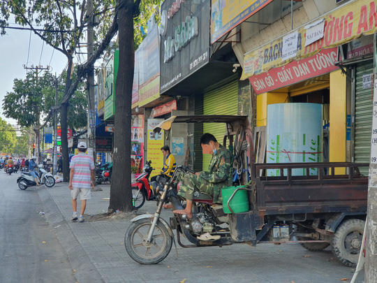 CSGT TPHCM tăng cường xử l&yacute; xe d&ugrave;ng giấy tờ giả, đ&egrave;n, k&egrave;n, phanh c&oacute; như kh&ocirc;ng - Ảnh 1.