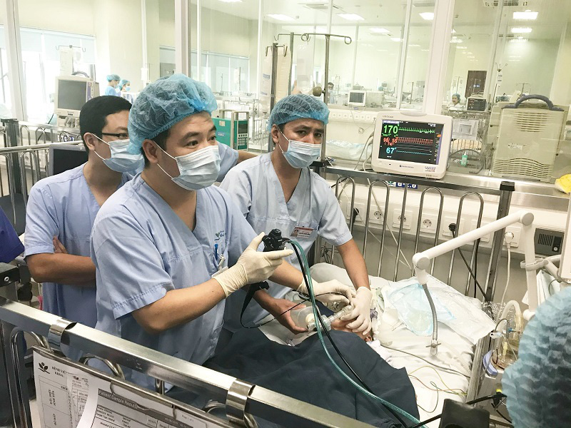 Bé trai 2 tuổi nguy kịch do sặc hạt điều