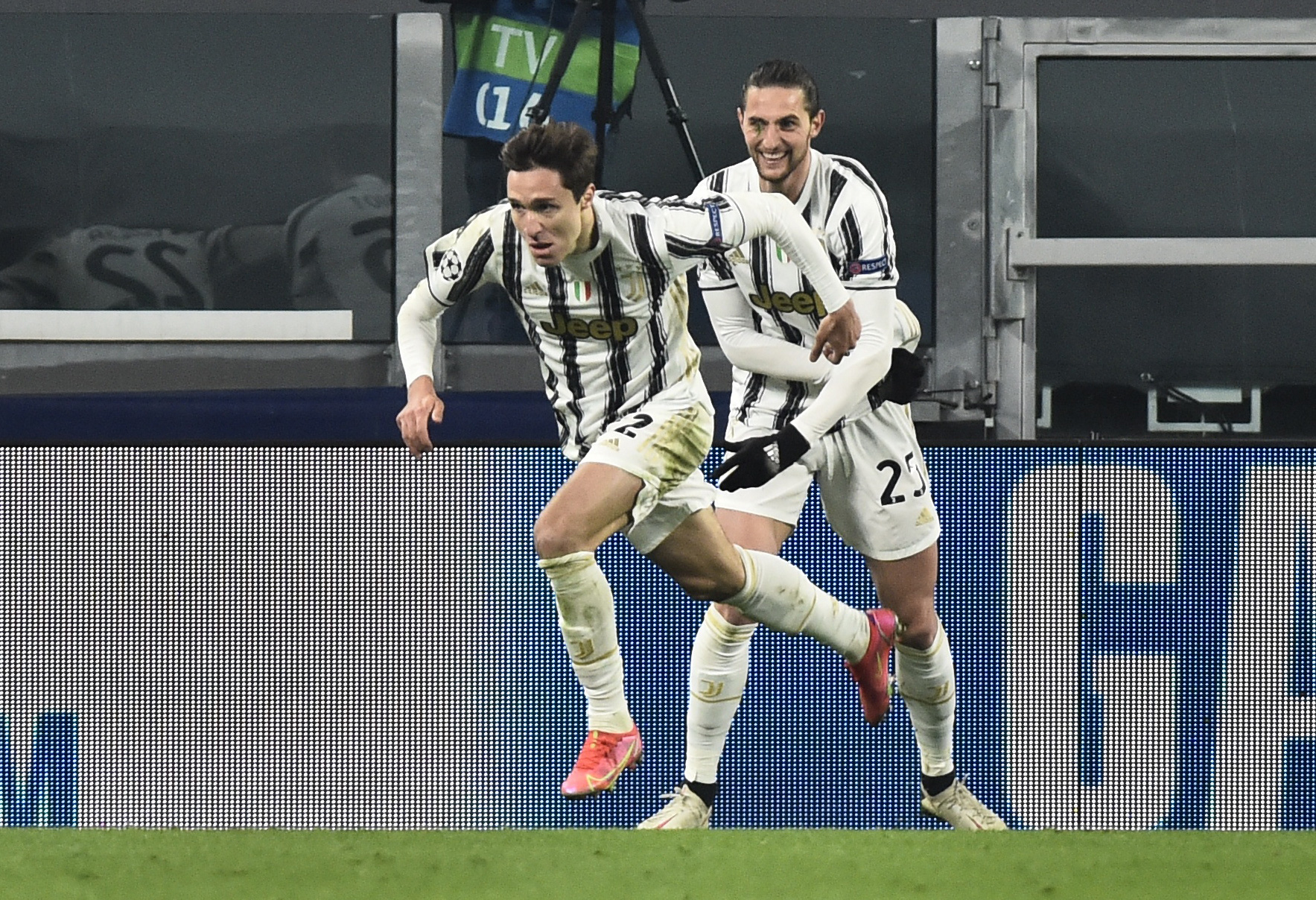 Ngược d&ograve;ng thảm hại tại Turin, Juventus thua tan t&aacute;c Champions League - Ảnh 5.