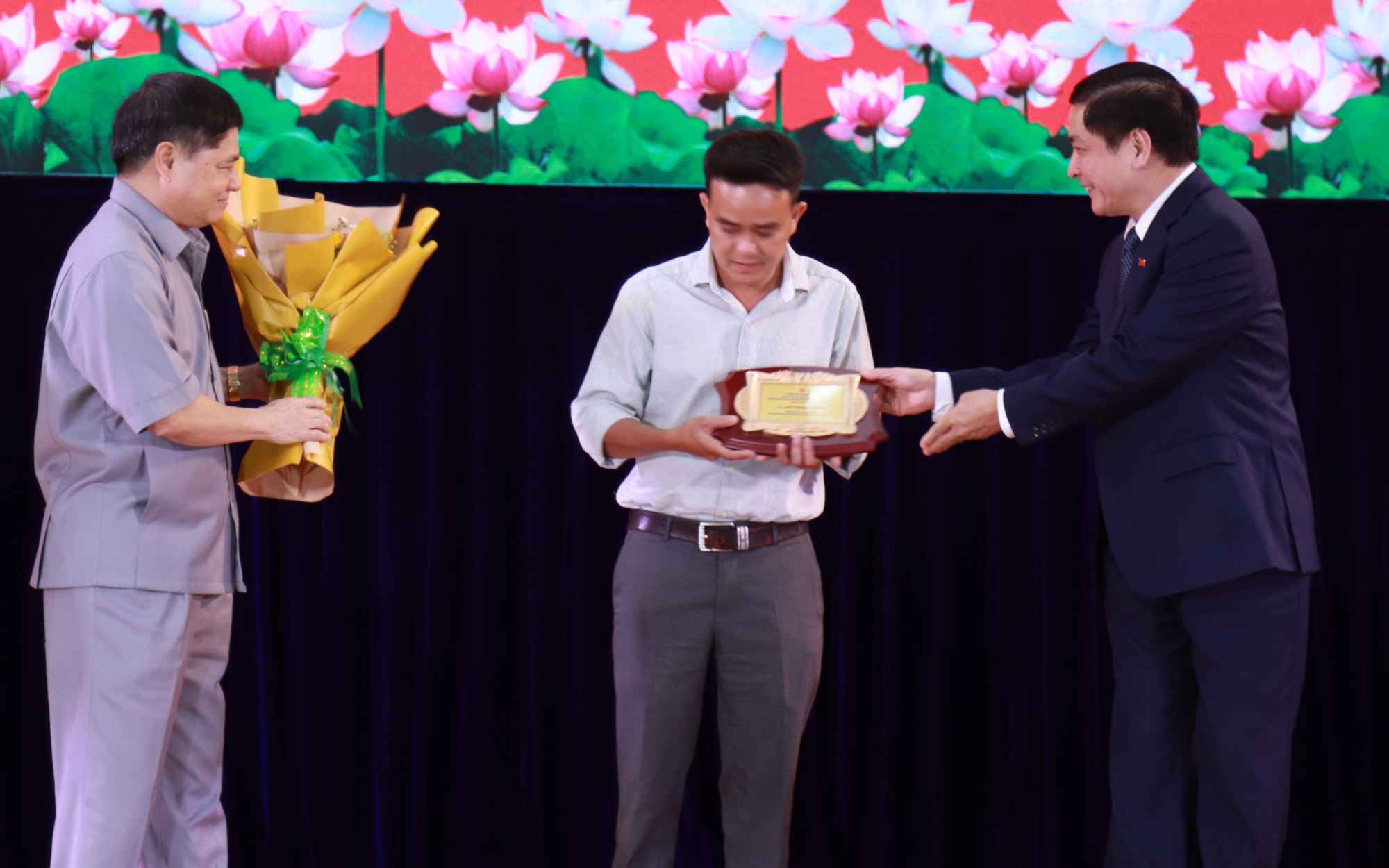 Trao thưởng cho người dân hiến kế xây dựng tỉnh Đắk Lắk - Ảnh 1.