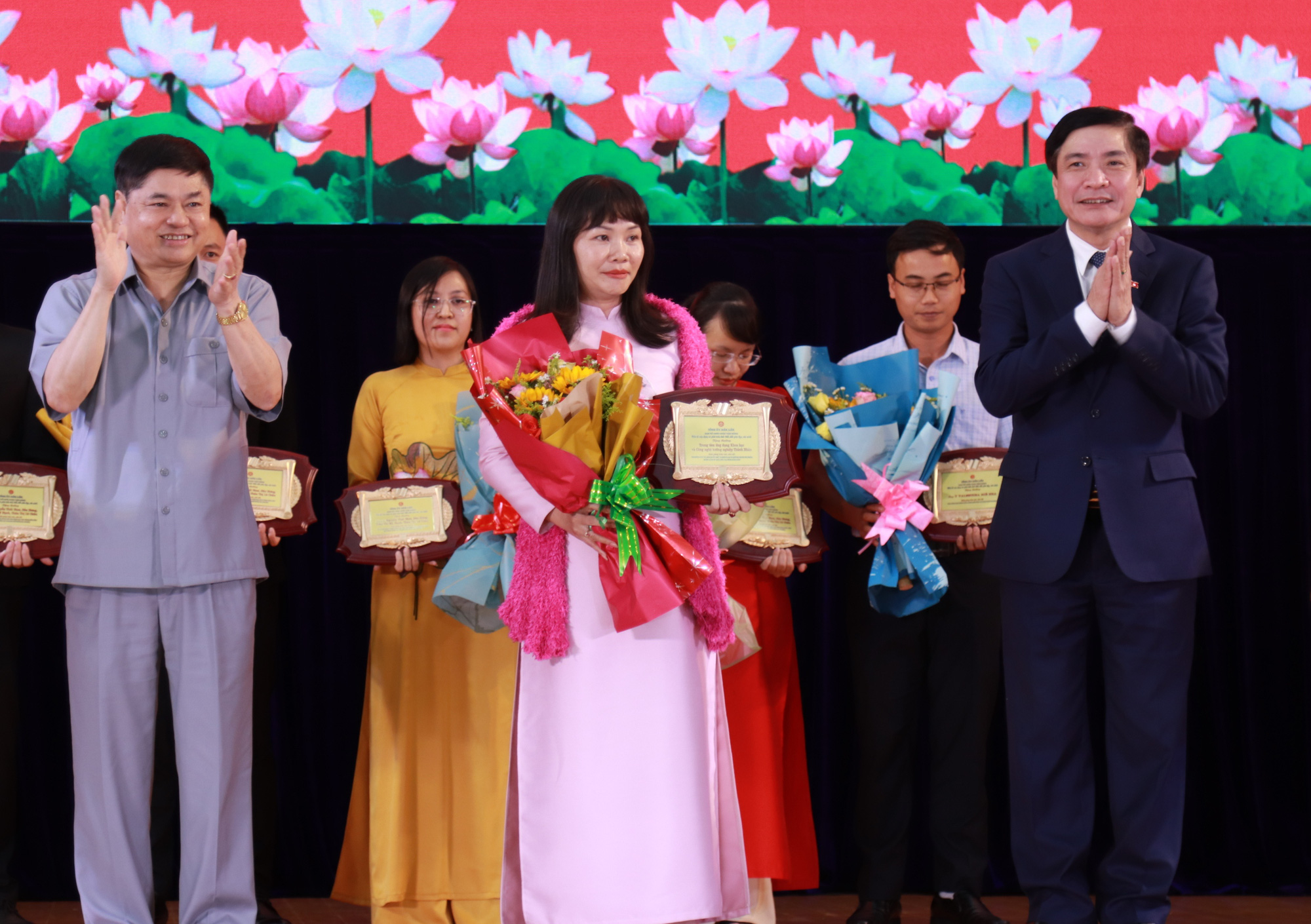 Trao thưởng cho người dân hiến kế xây dựng tỉnh Đắk Lắk