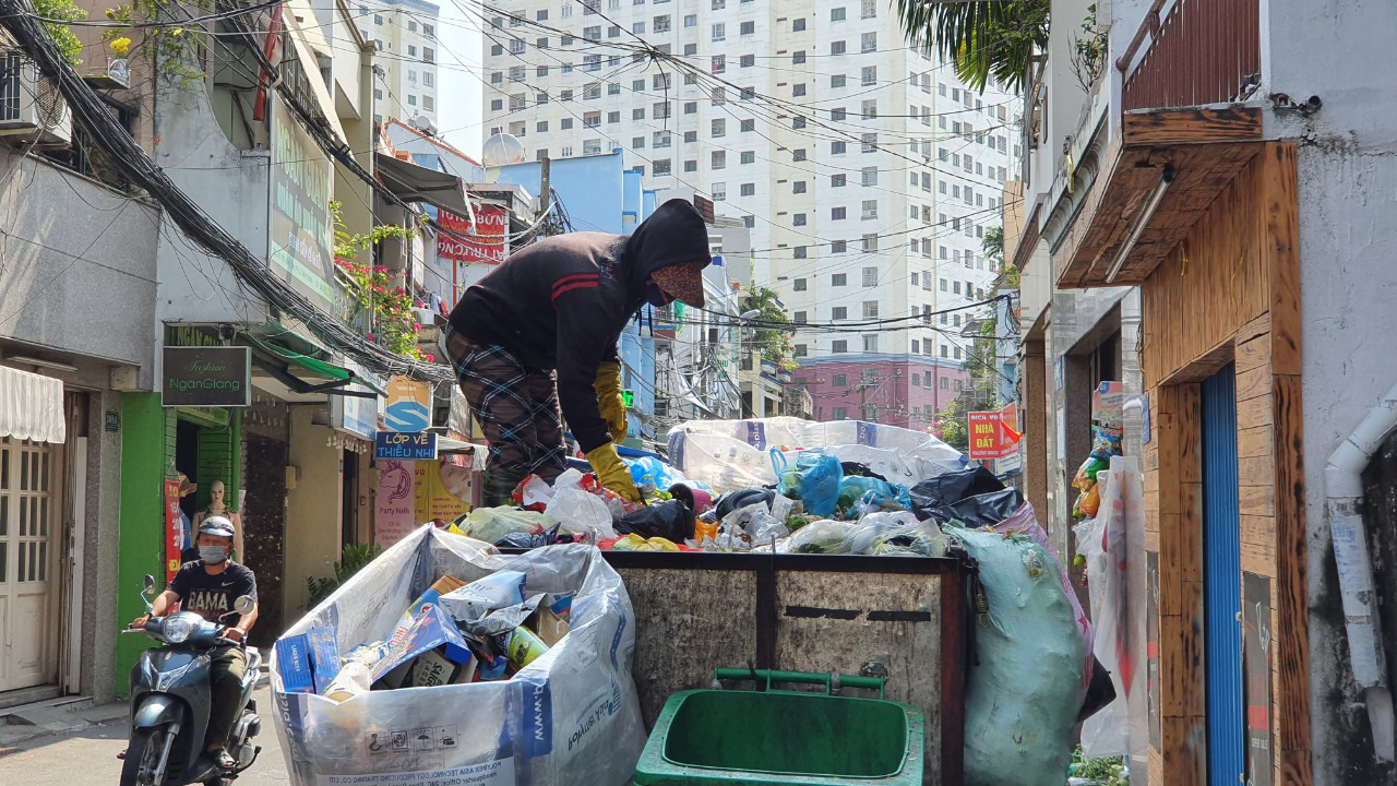 TP HCM: Chuyển đổi phương tiện thu gom rác, cần thêm 265 tỉ đồng