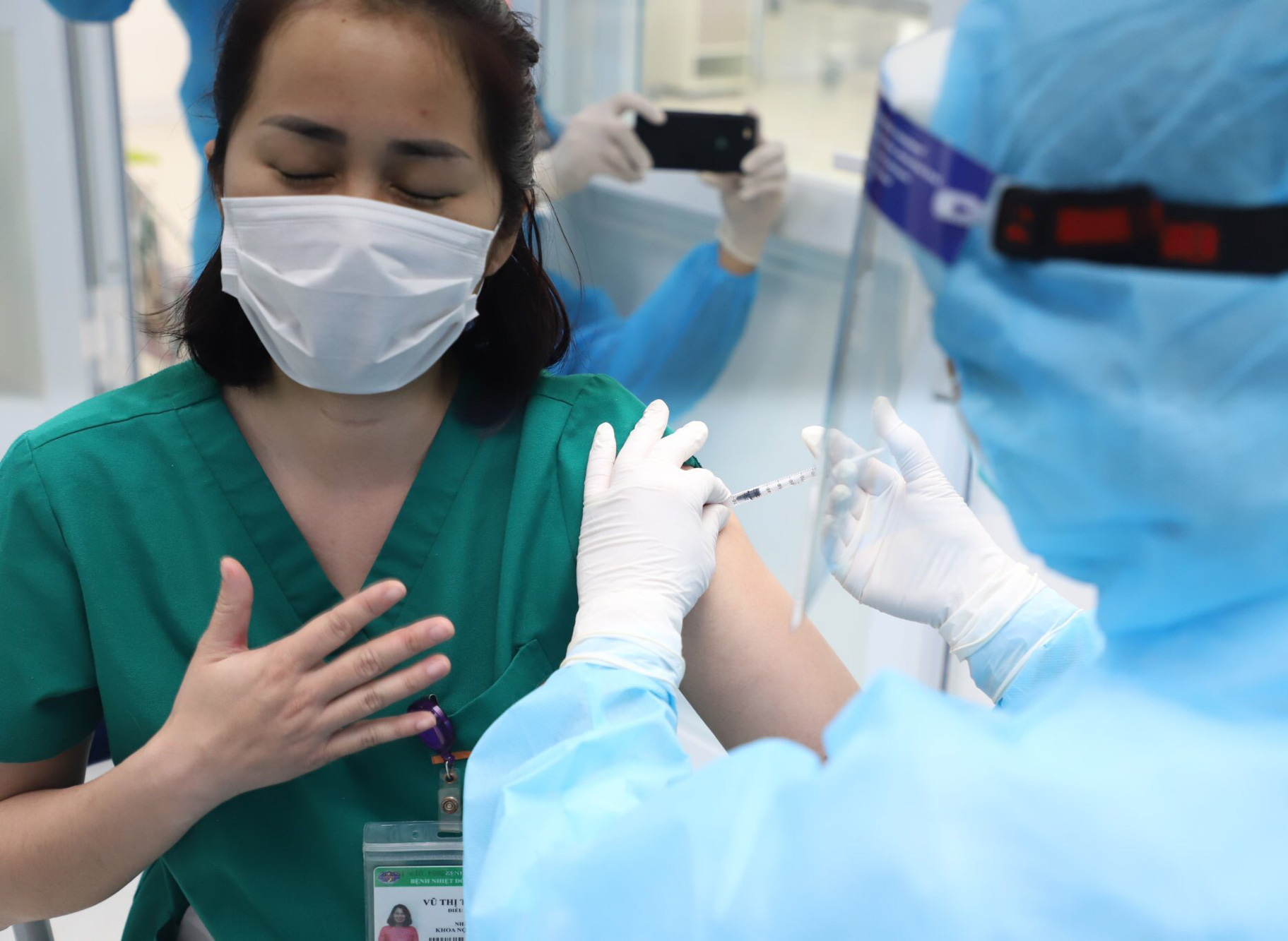 Sau tiêm vắc-xin Covid-19, nhiều người phản ứng thường, 2 người có phản vệ độ 2