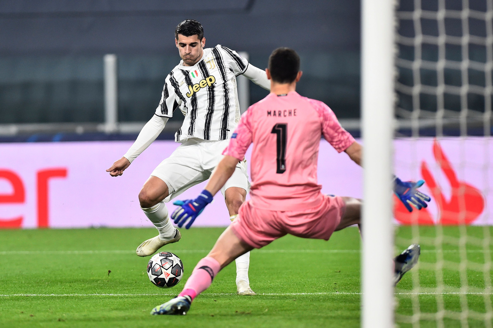 Ngược d&ograve;ng thảm hại tại Turin, Juventus thua tan t&aacute;c Champions League - Ảnh 2.