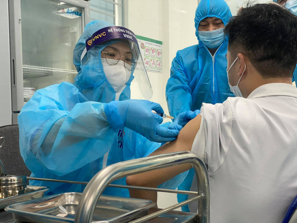 Sau ti&ecirc;m vắc-xin Covid-19, nhiều người phản ứng thường, 2 người c&oacute; phản vệ độ 2 - Ảnh 1.