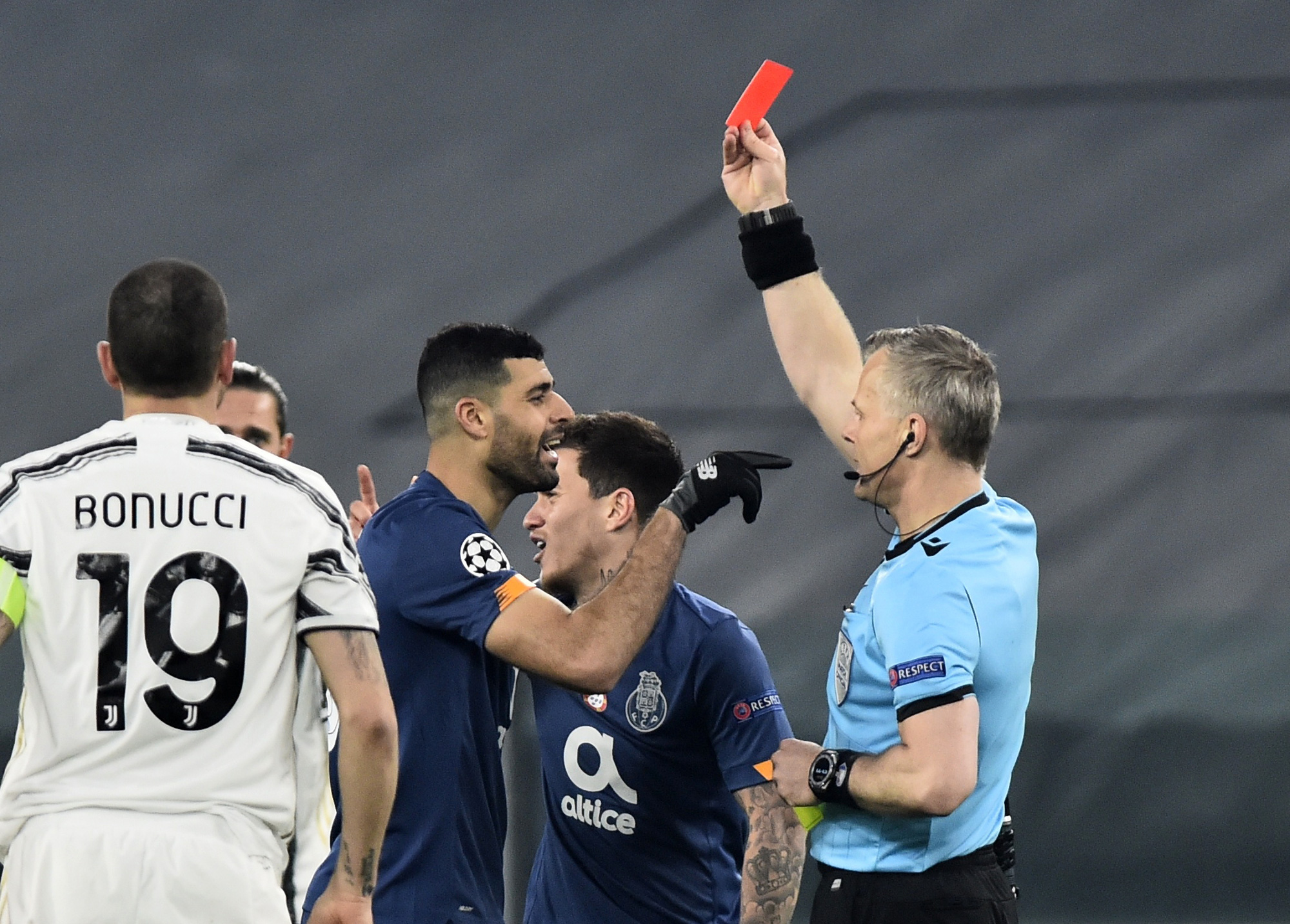 Ngược d&ograve;ng thảm hại tại Turin, Juventus thua tan t&aacute;c Champions League - Ảnh 4.