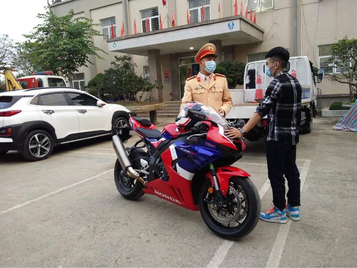Thanh ni&ecirc;n chạy xe ph&acirc;n khối lớn với vận tốc gần 300 km/h tr&ecirc;n Đại lộ Thăng Long l&agrave; ai? - Ảnh 2.