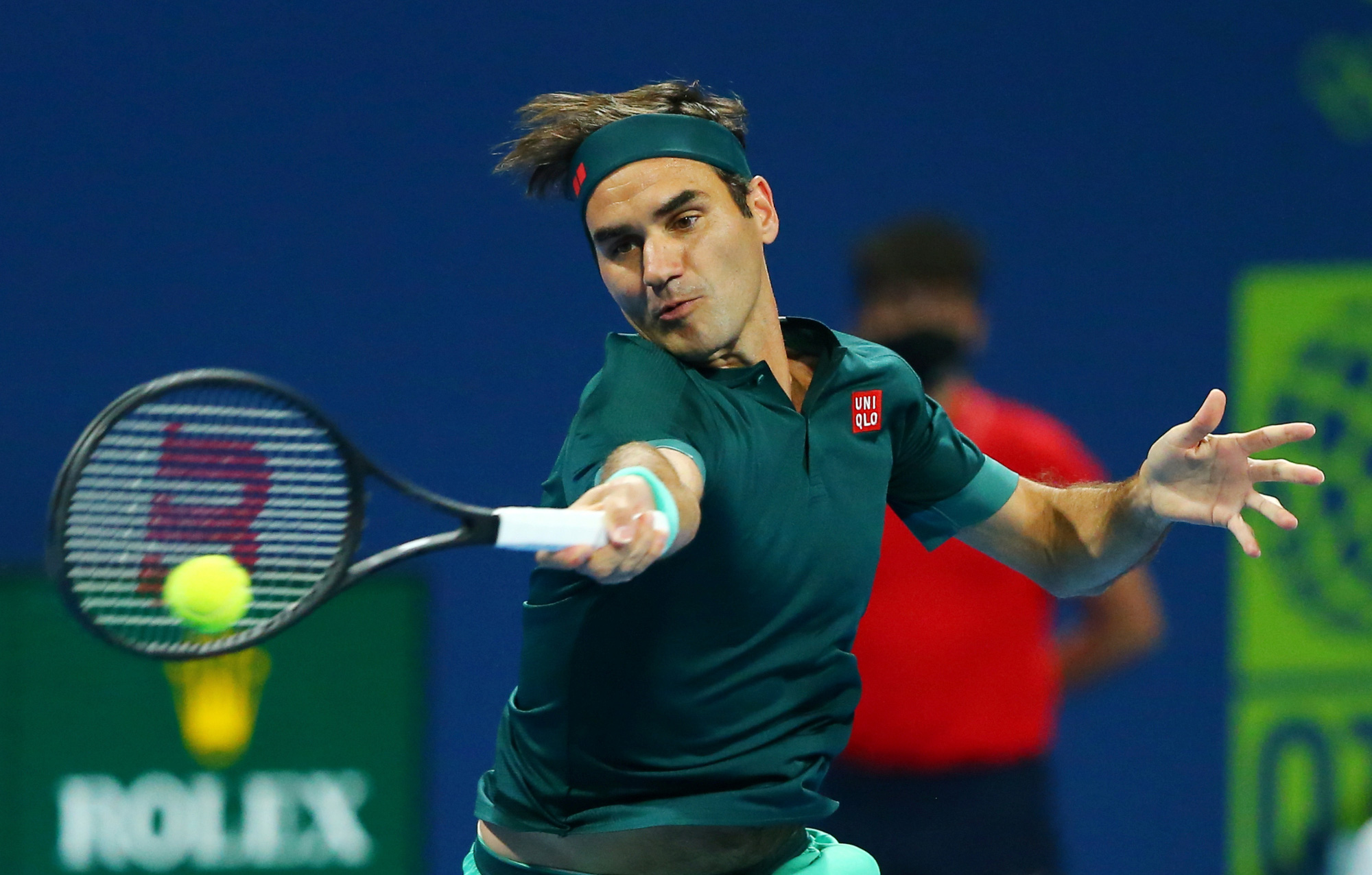 Federer thắng vất vả sau 405 ngày "treo vợt"