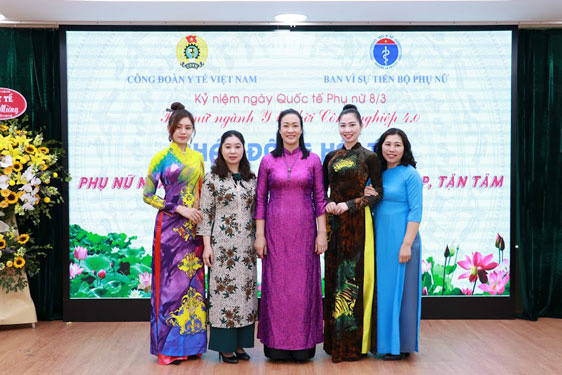 Tôn vinh phụ nữ ngành y tế