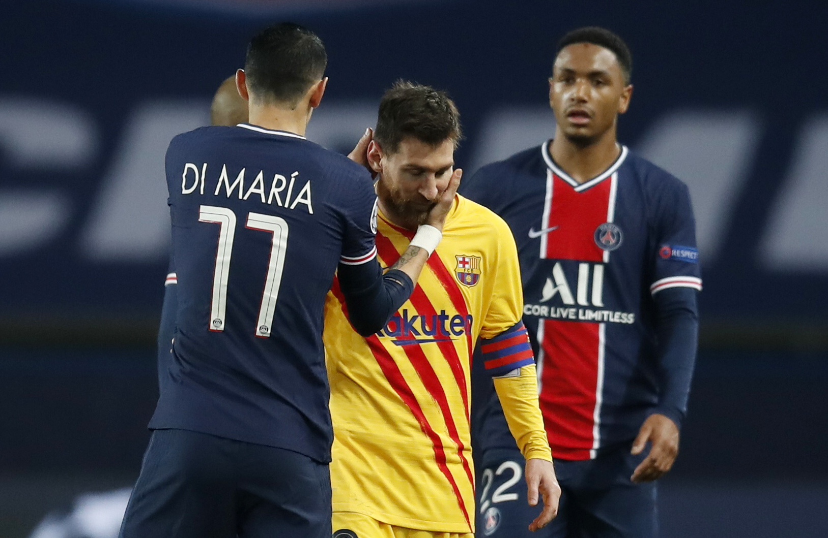 Messi s&uacute;t hỏng phạt đền, Barcelona dừng bước sớm ở Champions League - Ảnh 6.