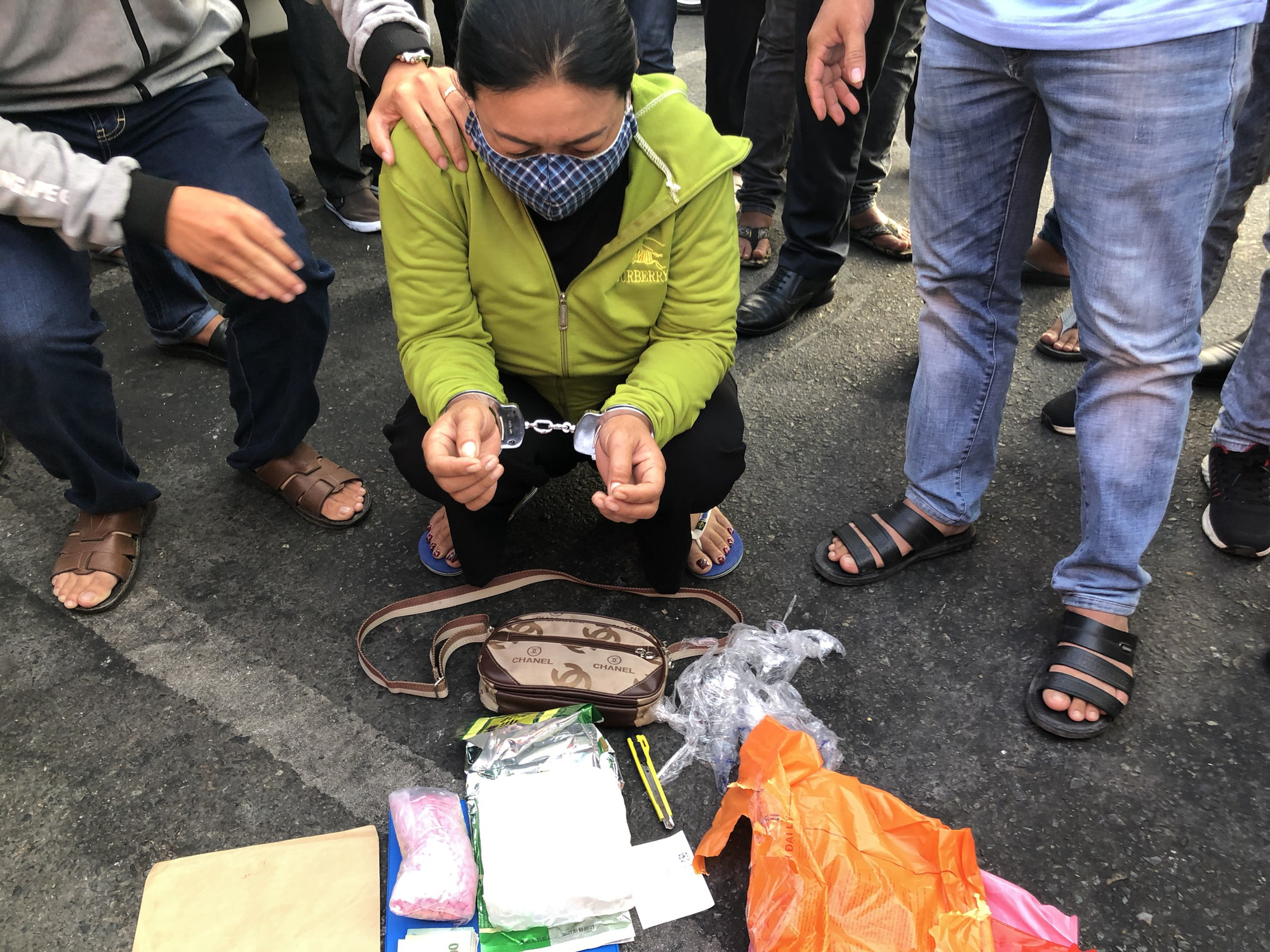 Đang di chuyển b&igrave;nh thản trong đ&ecirc;m, &ldquo;nữ qu&aacute;i&rdquo; ở C&agrave; Mau bất ngờ bị t&oacute;m - Ảnh 1.