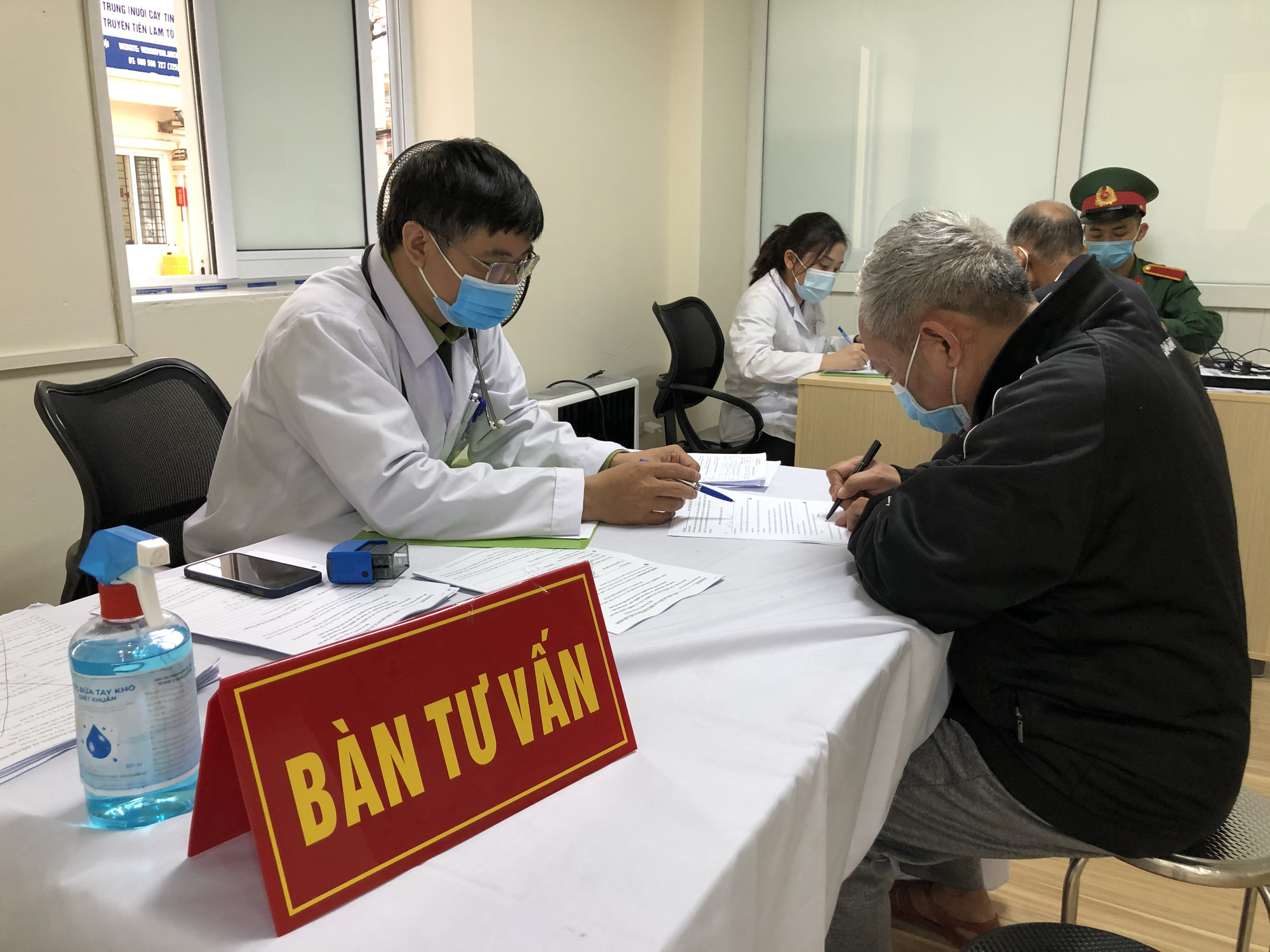 Hơn 100 người cao tuổi hoàn thành tiêm thử nghiệm vắc-xin Covid-19 của Việt Nam
