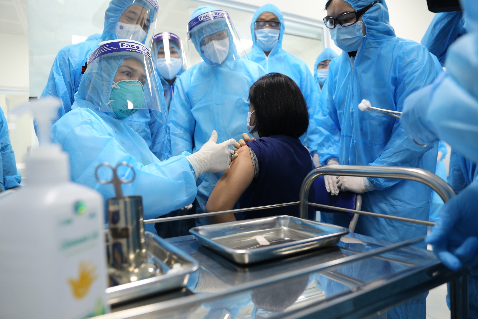 Bộ Y tế: Phản ứng sau ti&ecirc;m vắc-xin Covid-19 đều l&agrave; phản ứng th&ocirc;ng thường - Ảnh 1.