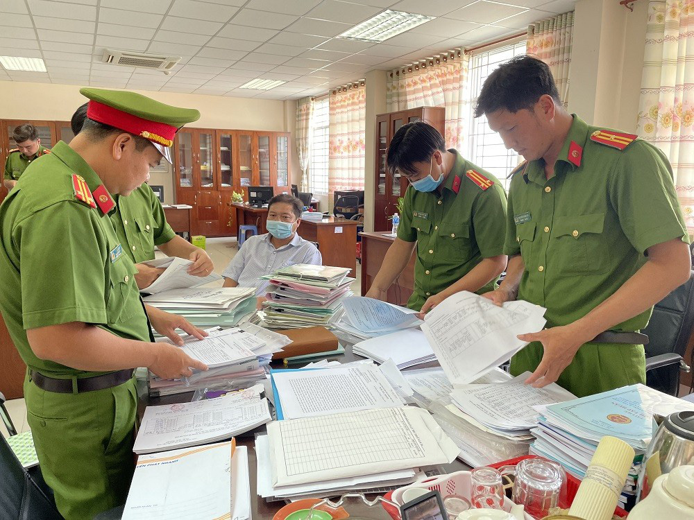 Bắt giam 3 c&aacute;n bộ tiếp tay doanh nghiệp trốn thuế - Ảnh 1.