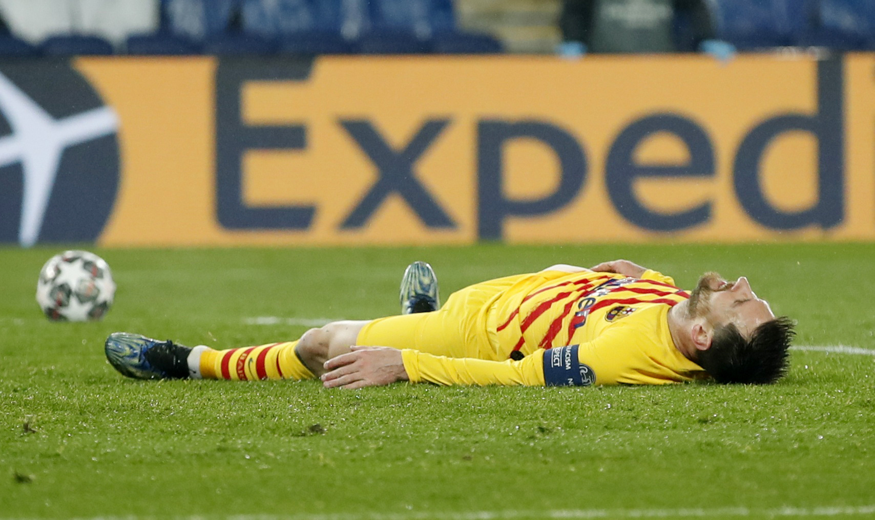Messi s&uacute;t hỏng phạt đền, Barcelona dừng bước sớm ở Champions League - Ảnh 5.