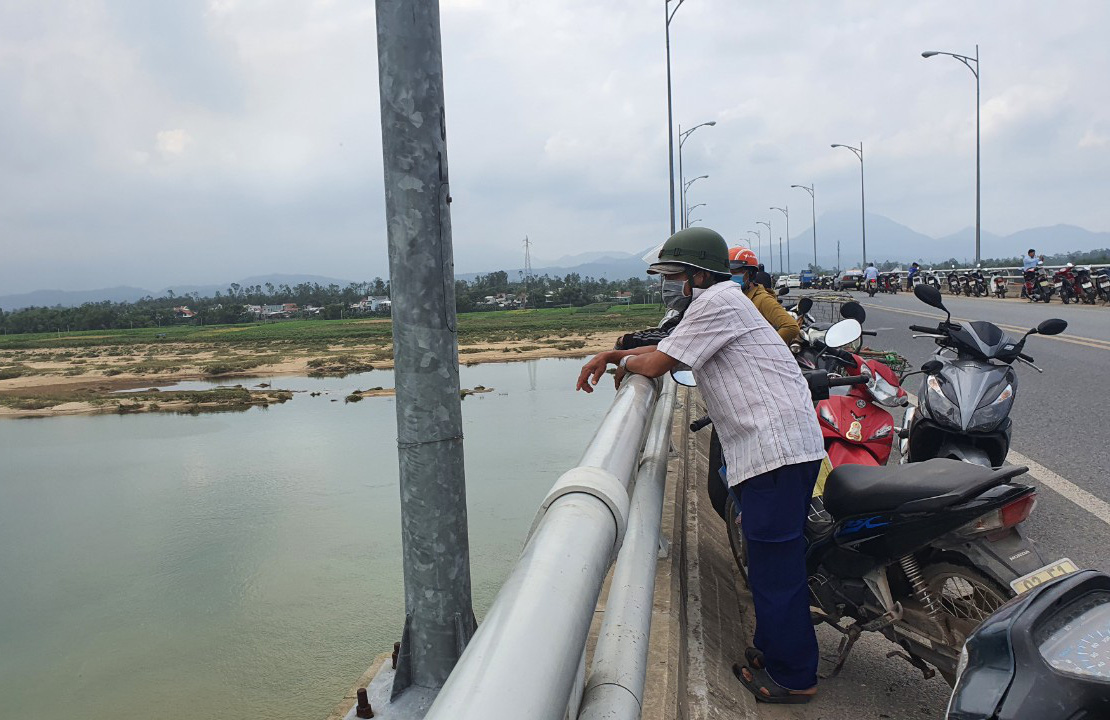 Tìm thấy thi thể người đàn ông nhảy cầu Giao Thủy - Ảnh 1.