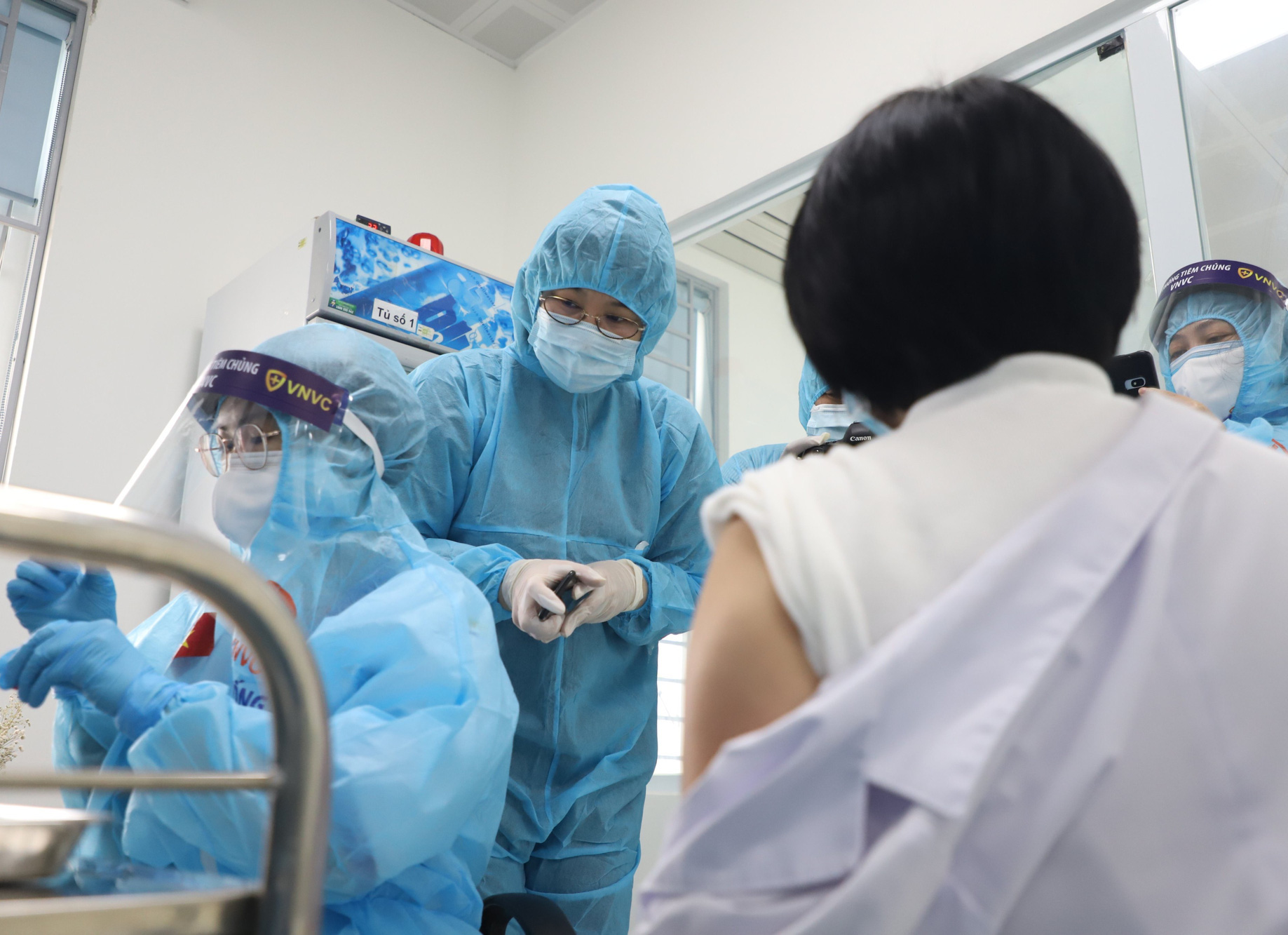 Chưa ghi nhận phản ứng bất thường, Việt Nam vẫn tiêm vắc-xin AstraZeneca