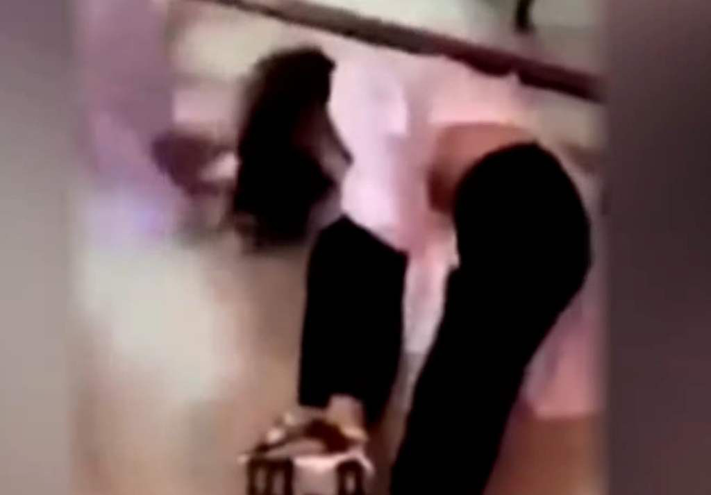 Một nữ sinh THPT đánh bạn trong nhà vệ sinh, một nữ sinh quay clip đưa lên mạng xã hội
