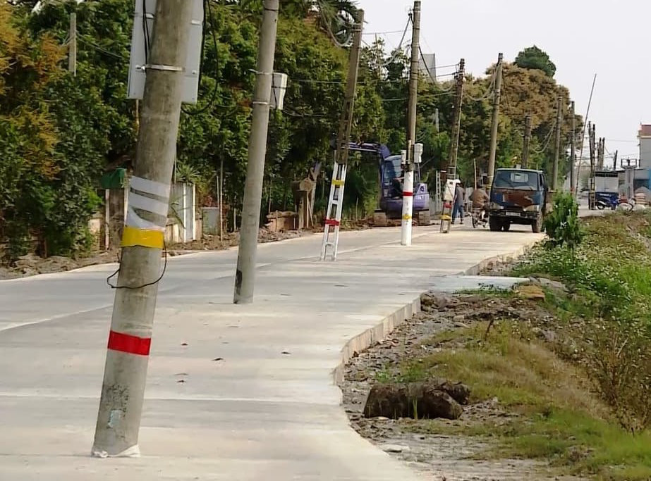 40 cây cột điện bỗng "mọc" giữa đường "giăng bẫy" người qua lại