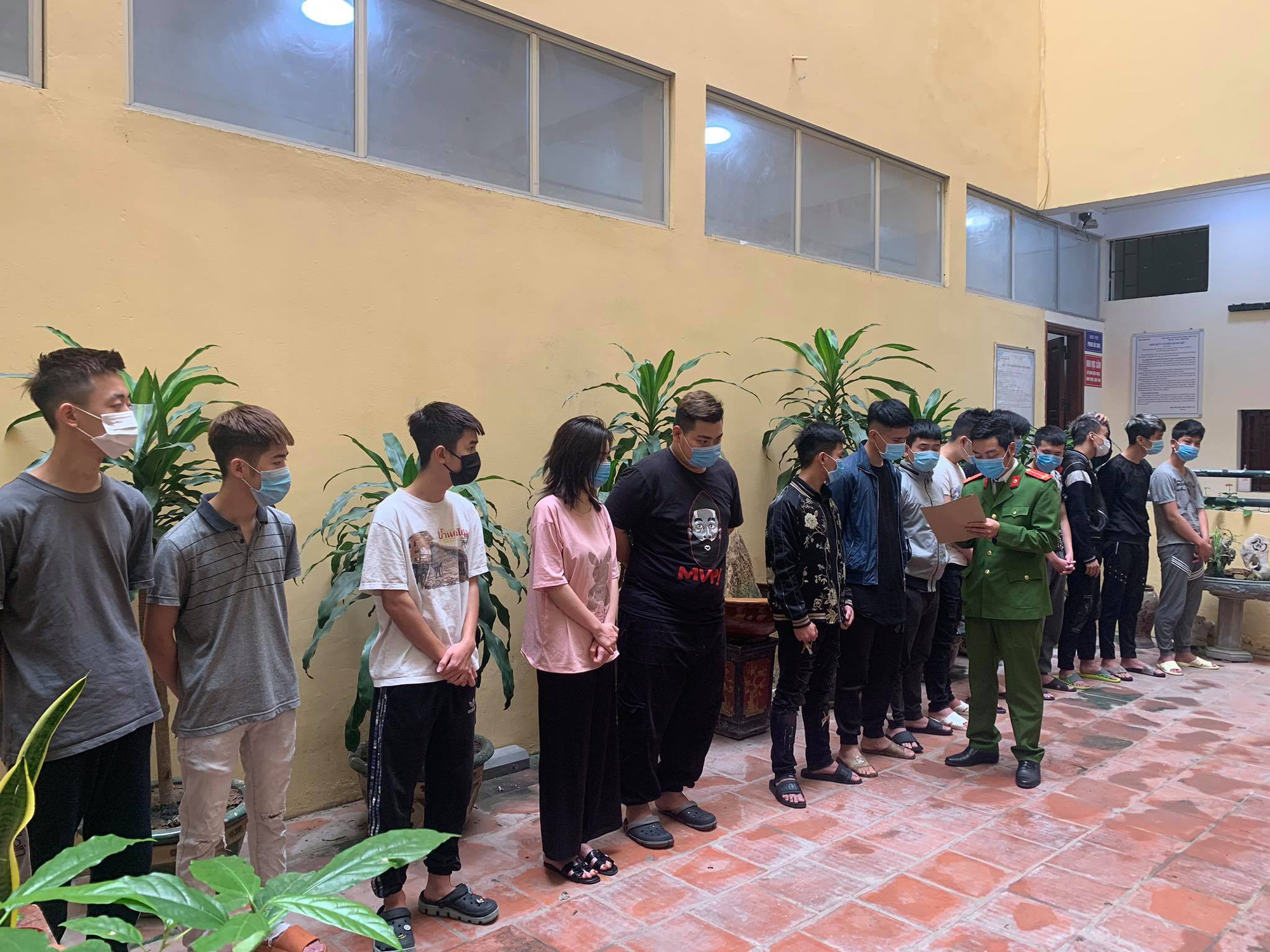 H&agrave;ng chục thanh thiếu ni&ecirc;n lao v&agrave;o hỗn chiến để giải quyết m&acirc;u thuẫn cho bạn g&aacute;i - Ảnh 1.