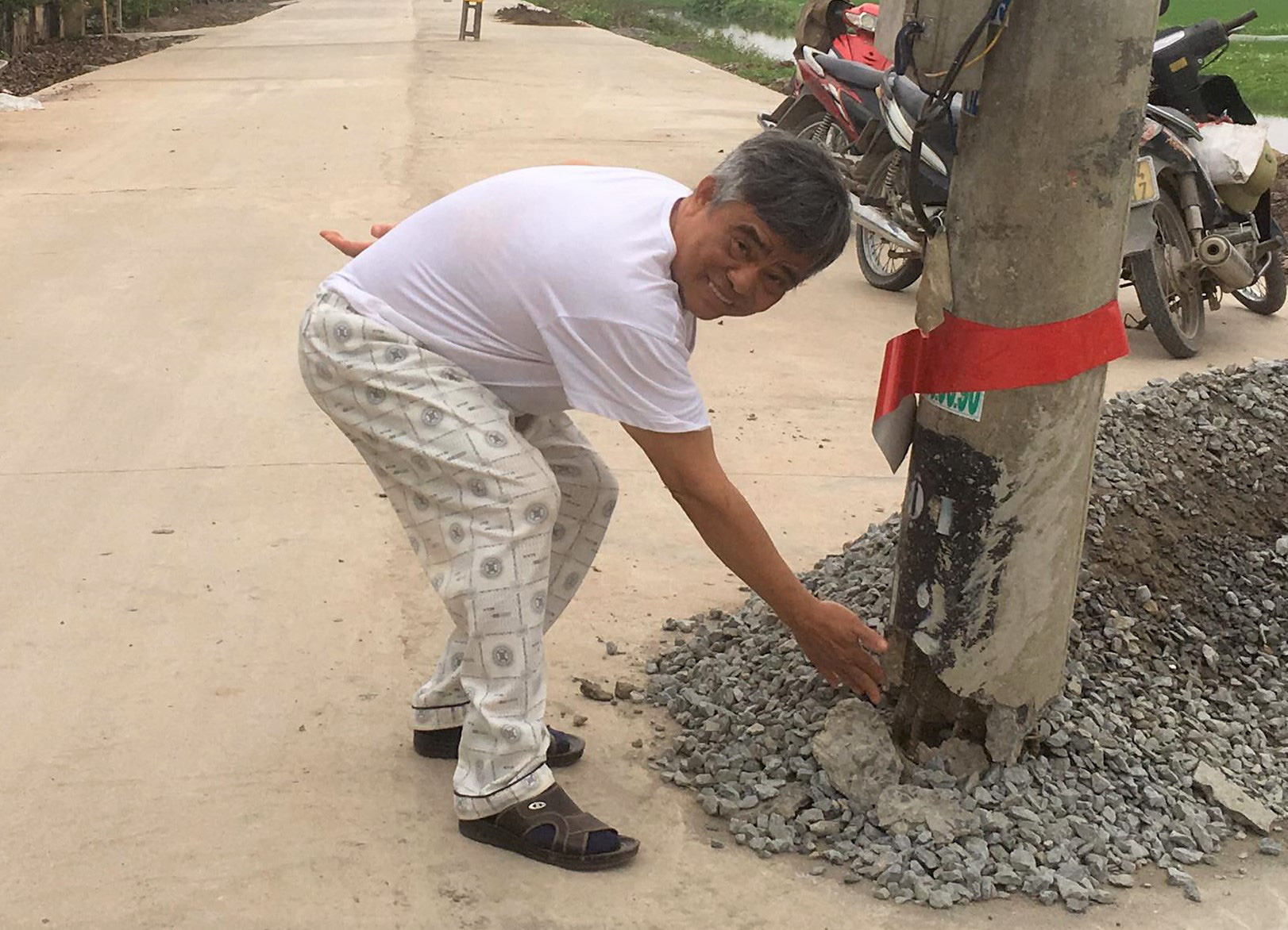 40 c&acirc;y cột điện bỗng mọc giữa đường giăng bẫy người qua lại - Ảnh 5.
