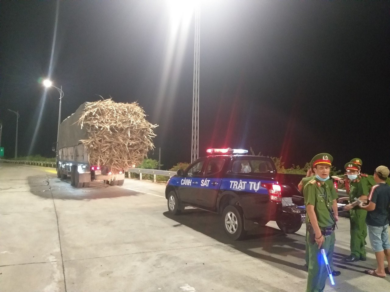 Xử lý nghiêm phương tiện vi phạm trên đường dẫn hầm Đèo Cả