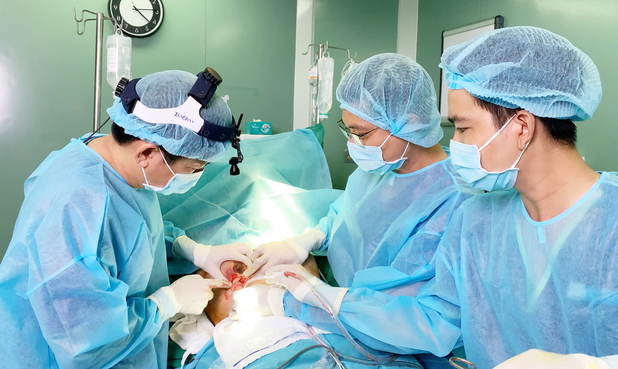 C&ocirc; g&aacute;i trẻ đi n&acirc;ng cấp v&ograve;ng 3 bị filler ăn m&ograve;n tới xương chậu - Ảnh 1.