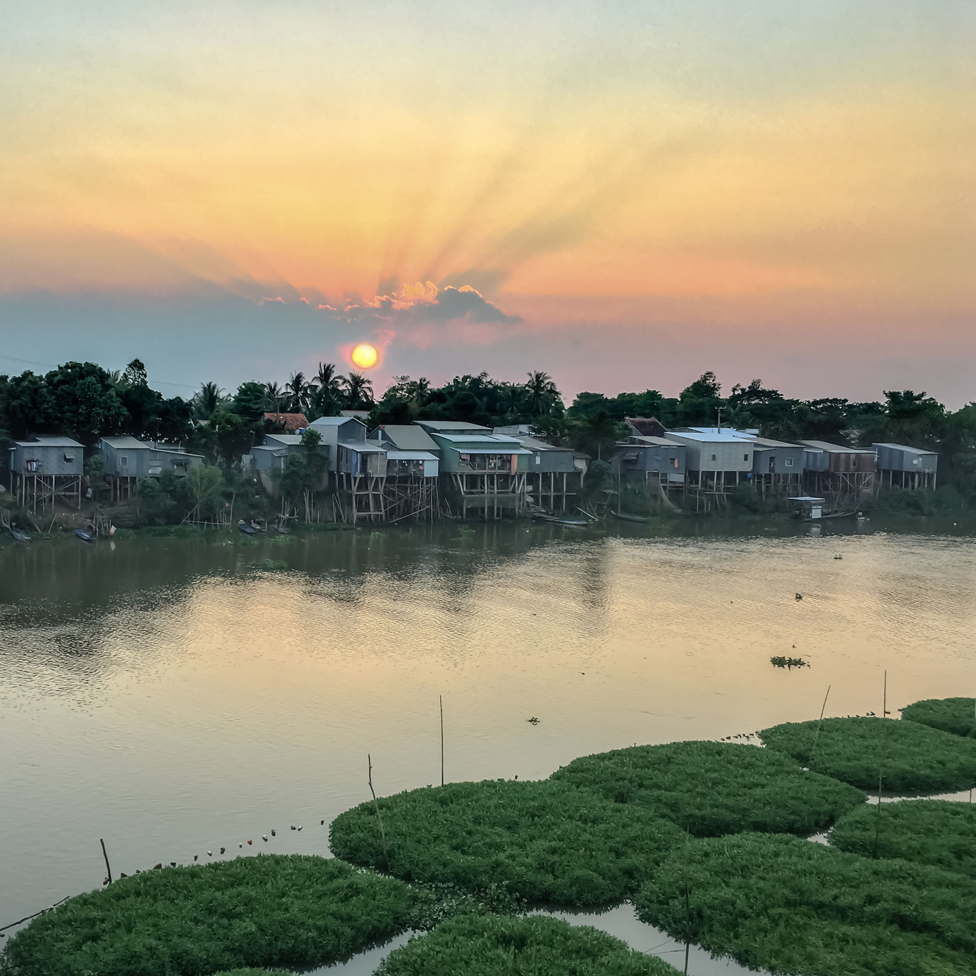 Những h&igrave;nh ảnh b&igrave;nh y&ecirc;n, tuyệt đẹp ở v&ugrave;ng bi&ecirc;n giới T&acirc;y Nam đầy nắng - Ảnh 1.