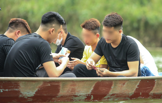 Ban quản lý chùa Hương nói gì trước tình trạng du khách đánh bài trên thuyền? - Ảnh 12.