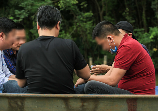 Ban quản lý chùa Hương nói gì trước tình trạng du khách đánh bài trên thuyền? - Ảnh 5.