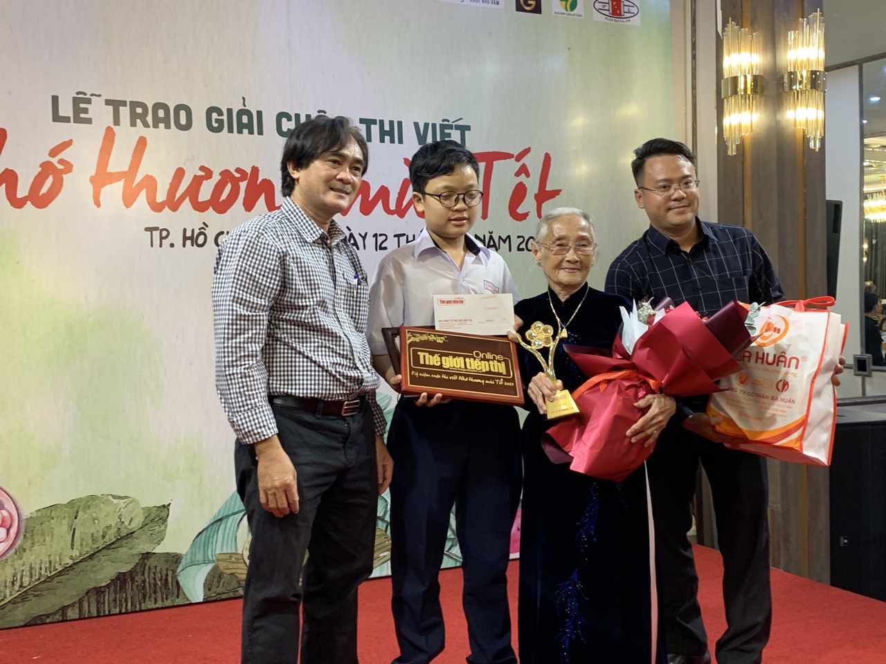 Trao giải cuộc thi viết Nhớ thương mùi Tết 2021