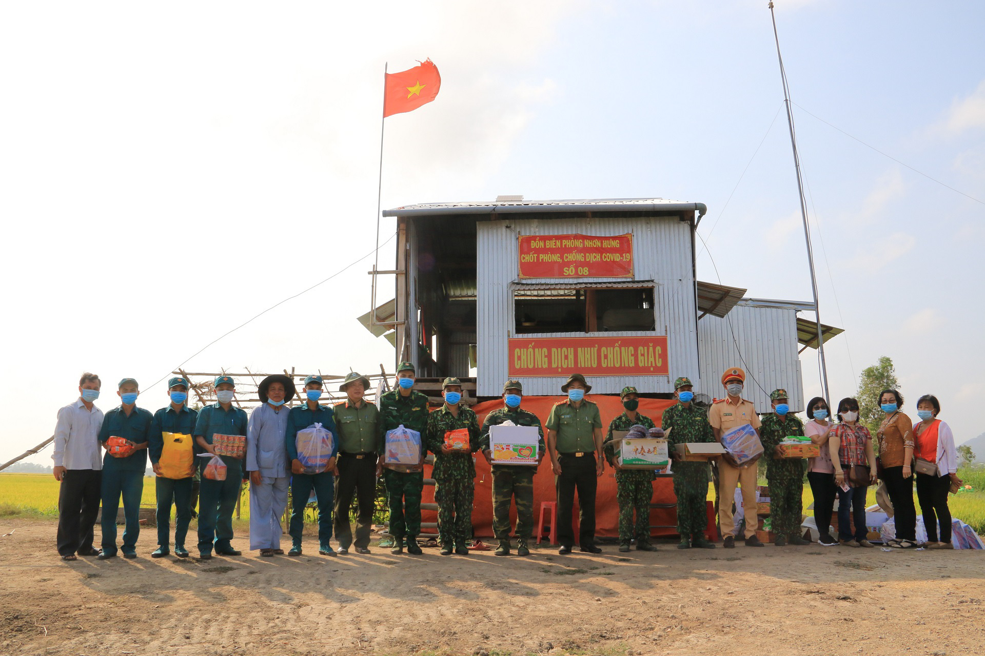 Công an tỉnh An Giang thăm và kiểm tra các chốt phòng, chống Covid-19 tuyến biên giới - Ảnh 2.