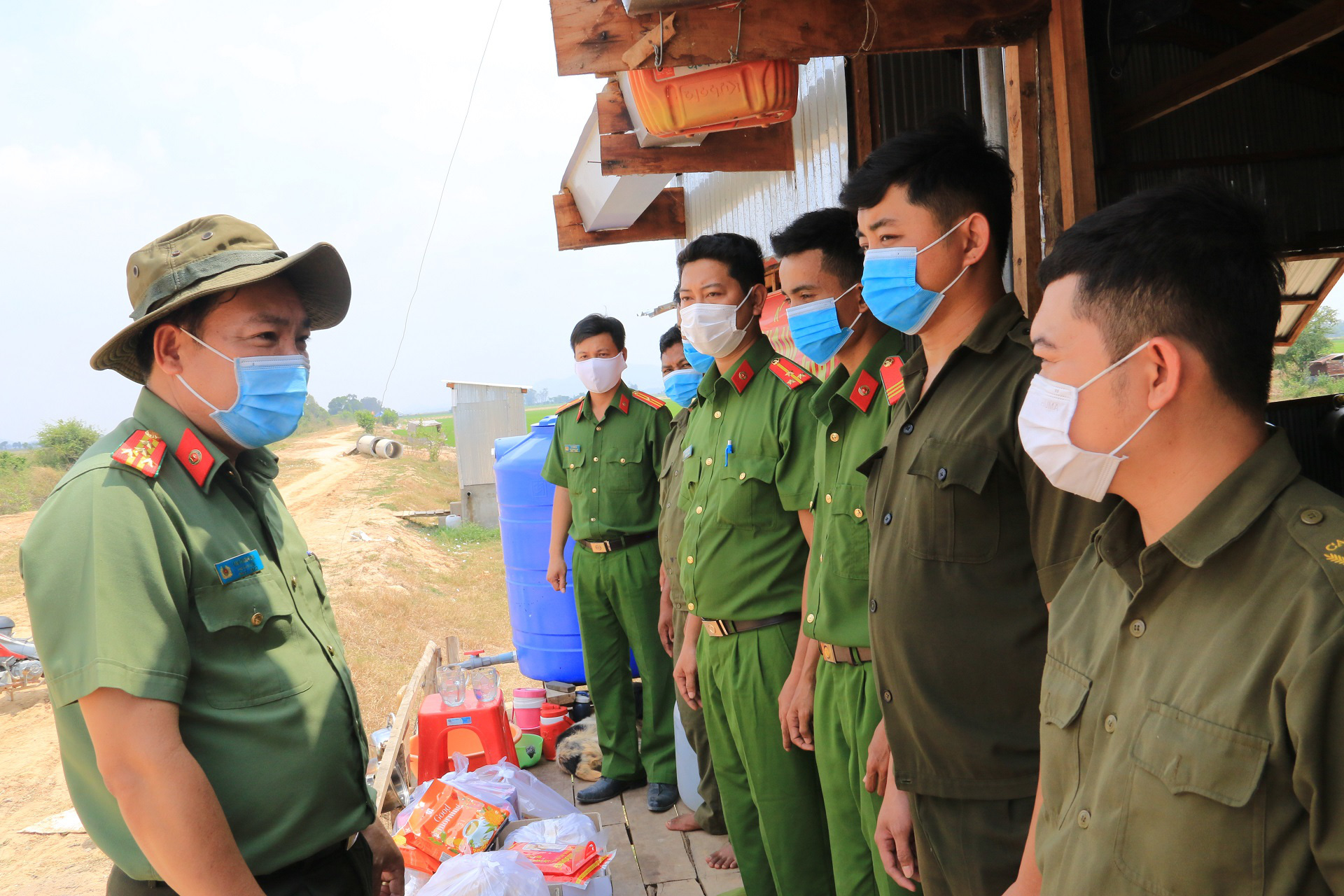 Công an tỉnh An Giang thăm và kiểm tra các chốt phòng, chống Covid-19 tuyến biên giới - Ảnh 3.
