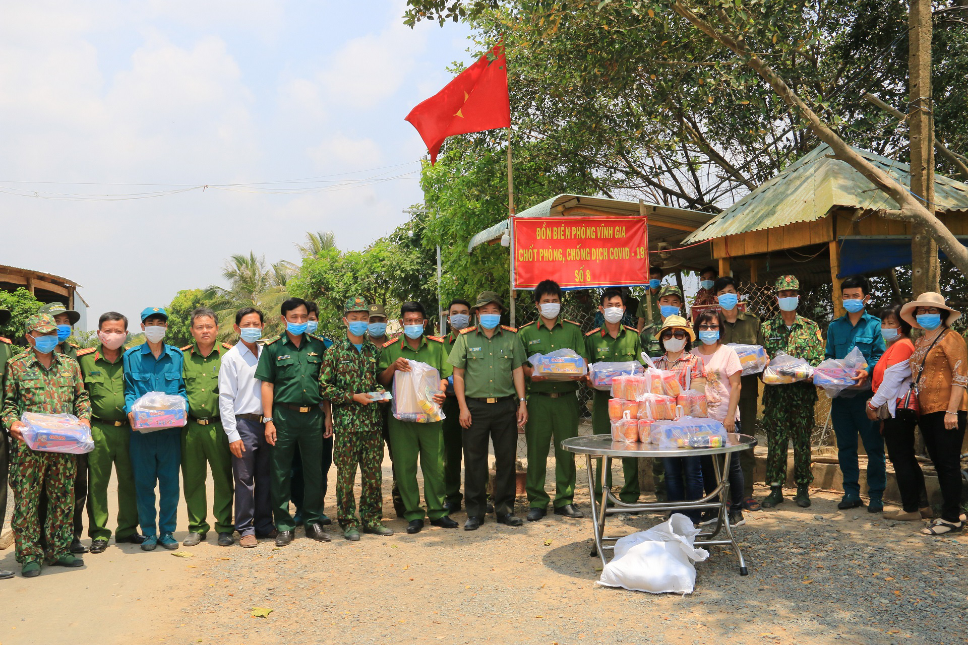 Công an tỉnh An Giang thăm và kiểm tra các chốt phòng, chống Covid-19 tuyến biên giới - Ảnh 4.