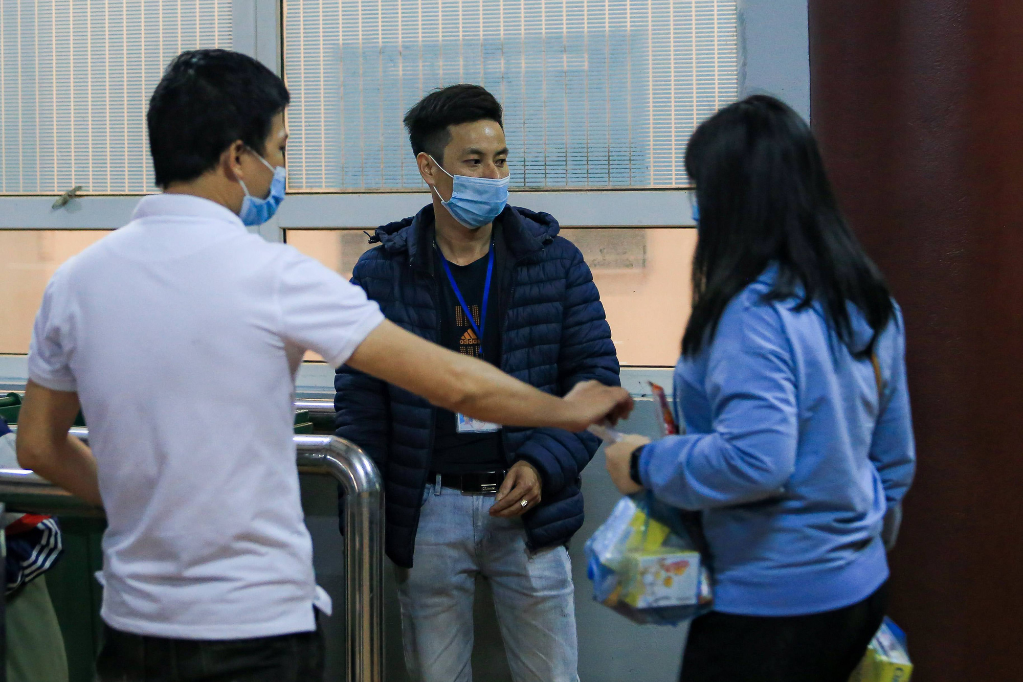 Thức xuy&ecirc;n đ&ecirc;m chờ lễ hội ch&ugrave;a Hương mở cửa trở lại - Ảnh 2.