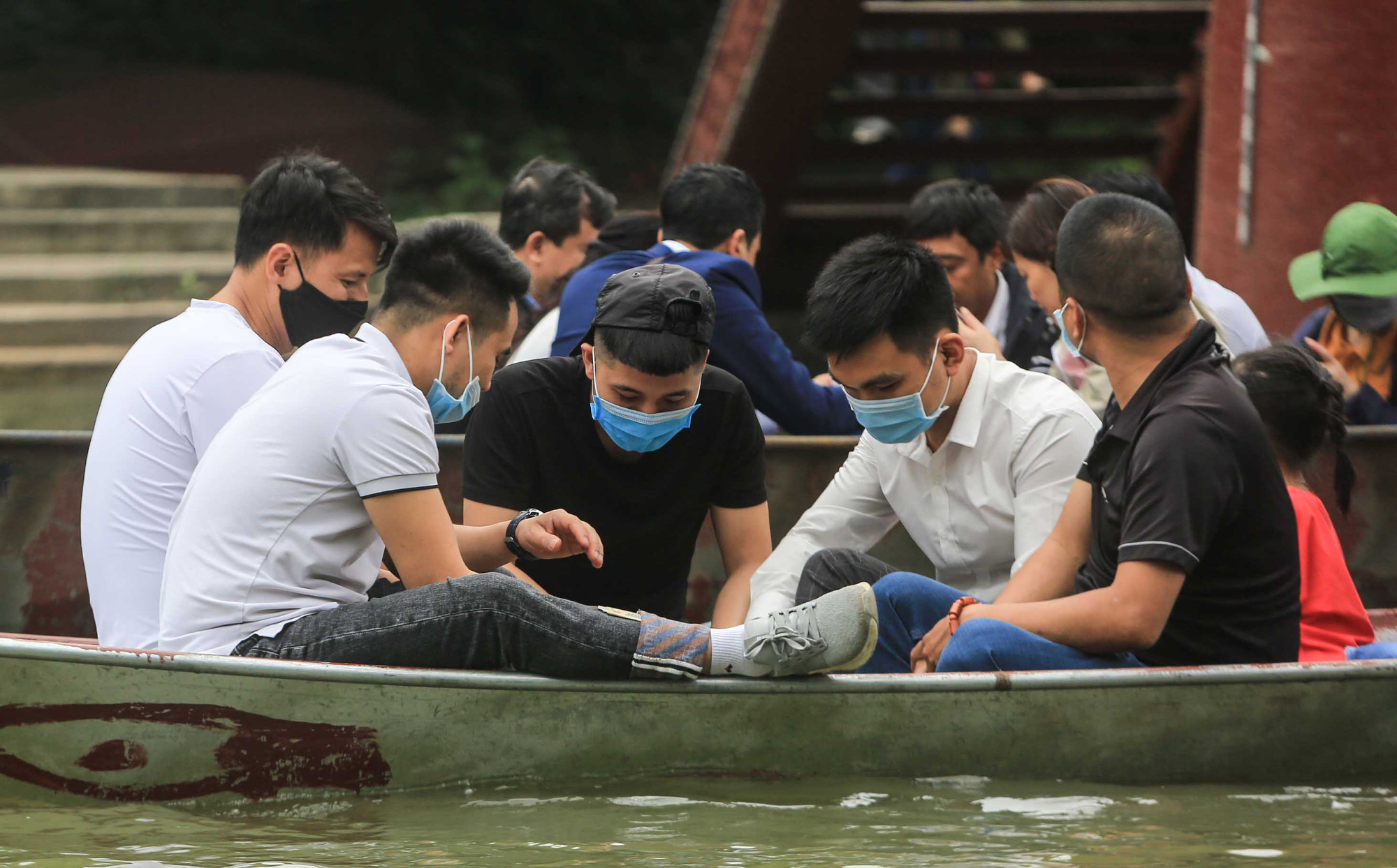 Ban quản lý chùa Hương nói gì trước tình trạng du khách đánh bài trên thuyền? - Ảnh 10.
