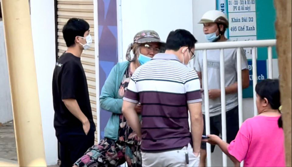 Người h&acirc;m mộ chen k&iacute;n qu&agrave;y b&aacute;n để mua v&eacute; xem trận HAGL - B&igrave;nh Định - Ảnh 2.